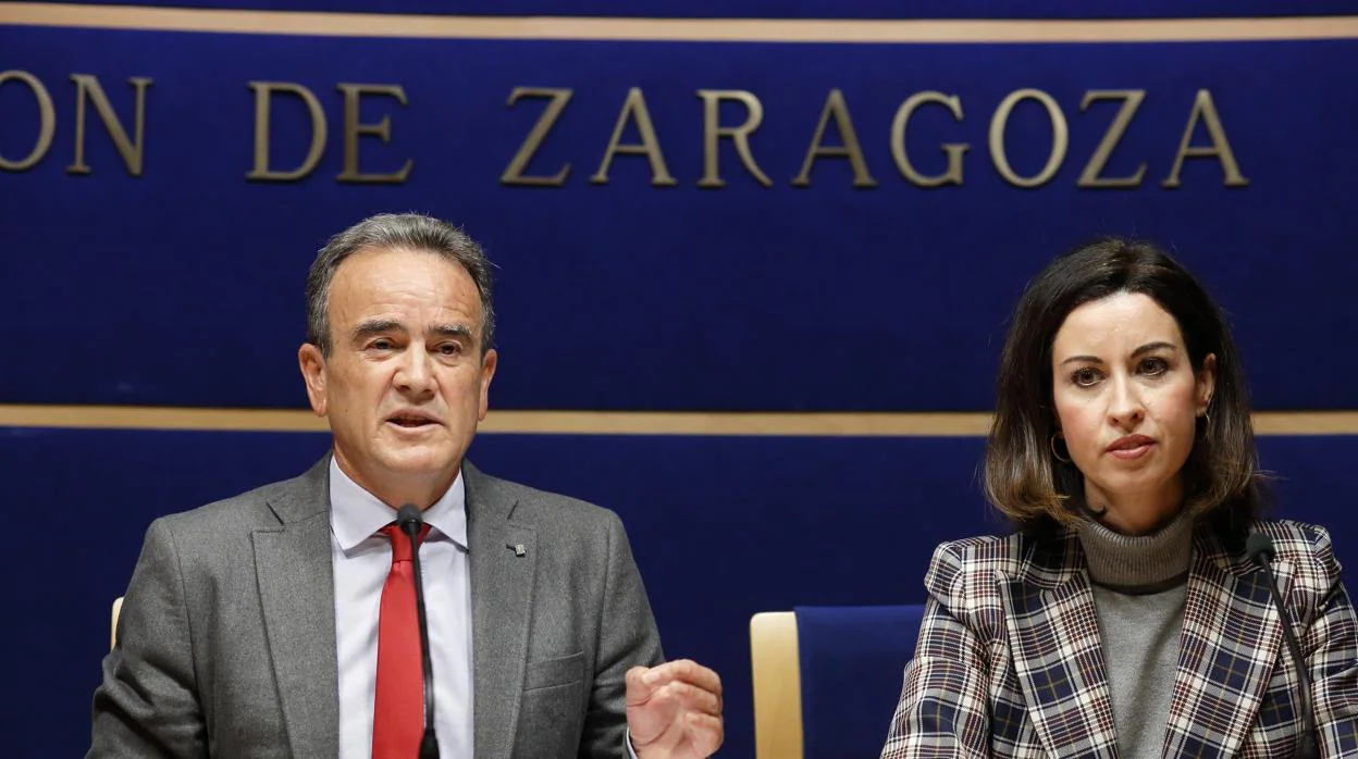 El presidente de la DPZ, Juan Antonio Sánchez Quero, junto a la vicepresidenta y responsable de Hacienda, Teresa Ladrero
