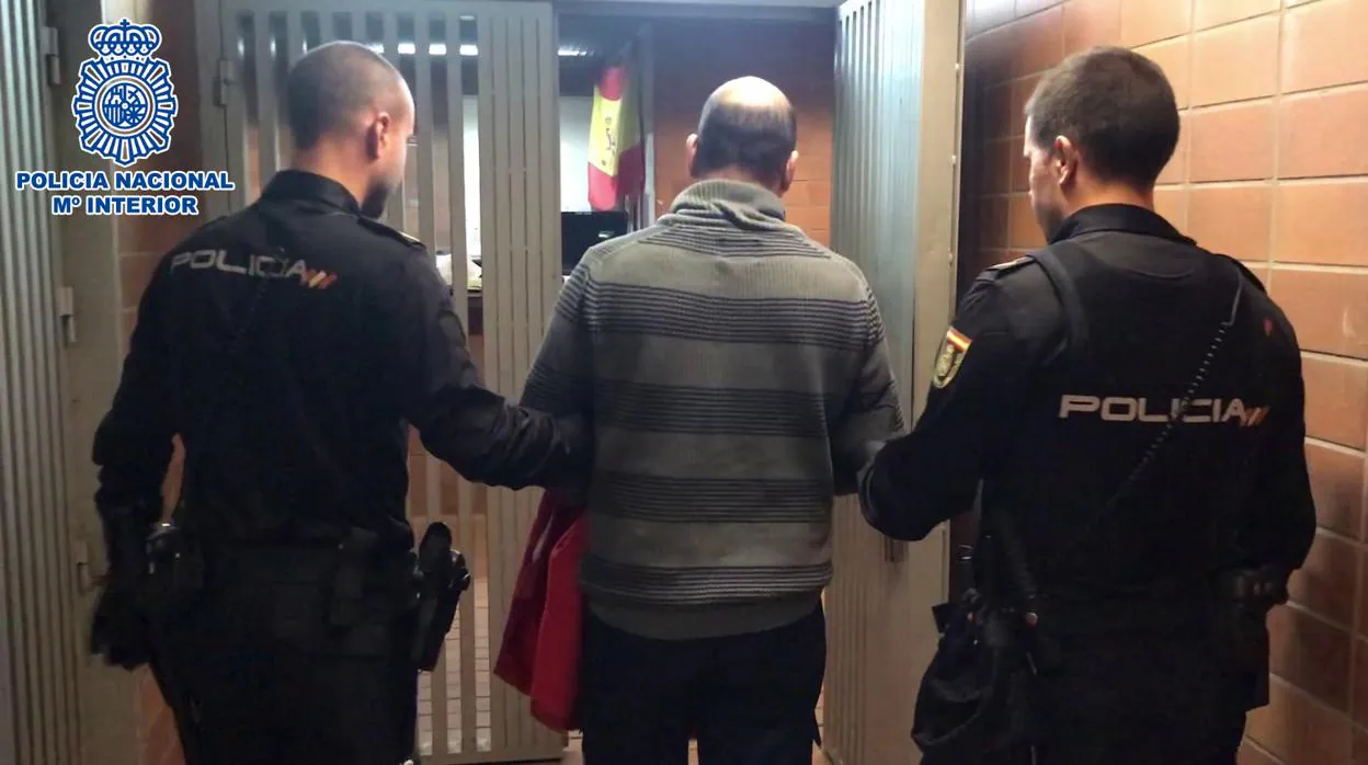 El detenido, custodiado por dos agentes en la operación de la Comisaría Norte