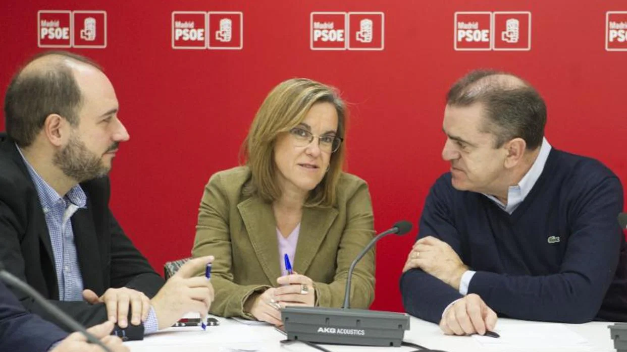 La portavoz del PSOE en el Ayuntamiento, Purificación Causapié, y el secretario general del PSOE-M, José Manuel Franco, ayer, durante la reunión sobre la A-5