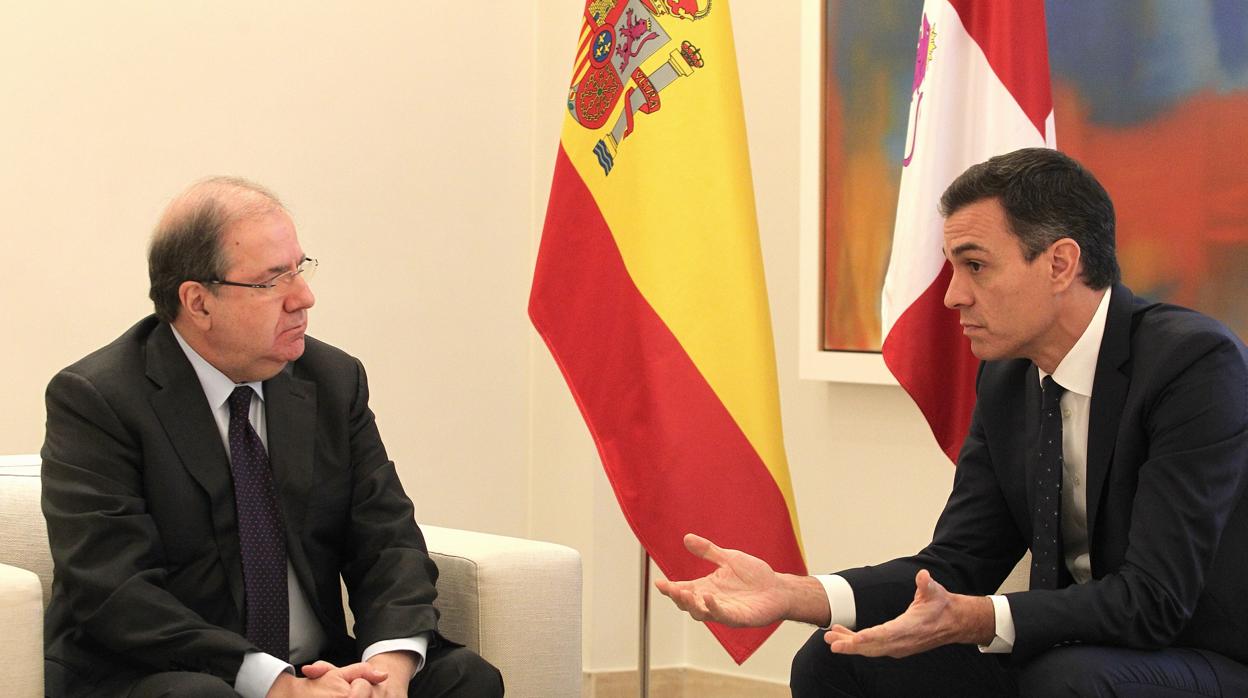 Juan Vicente Herrera y Pedro Sánchez, durante el encuentro que han mantenido en La Moncloa