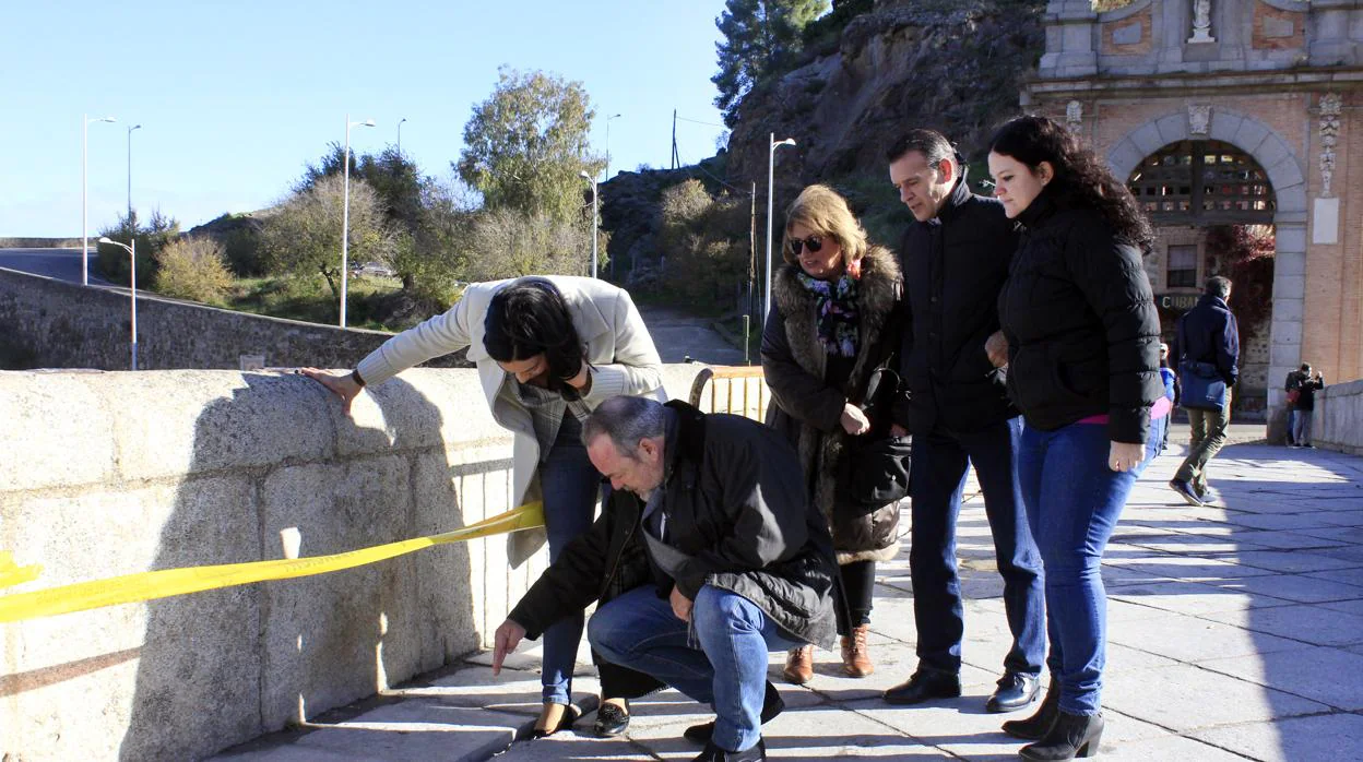 Concejales del PP visitaron este lunes las obras del cableado llevadas a cabo en el Puente de Alcántara