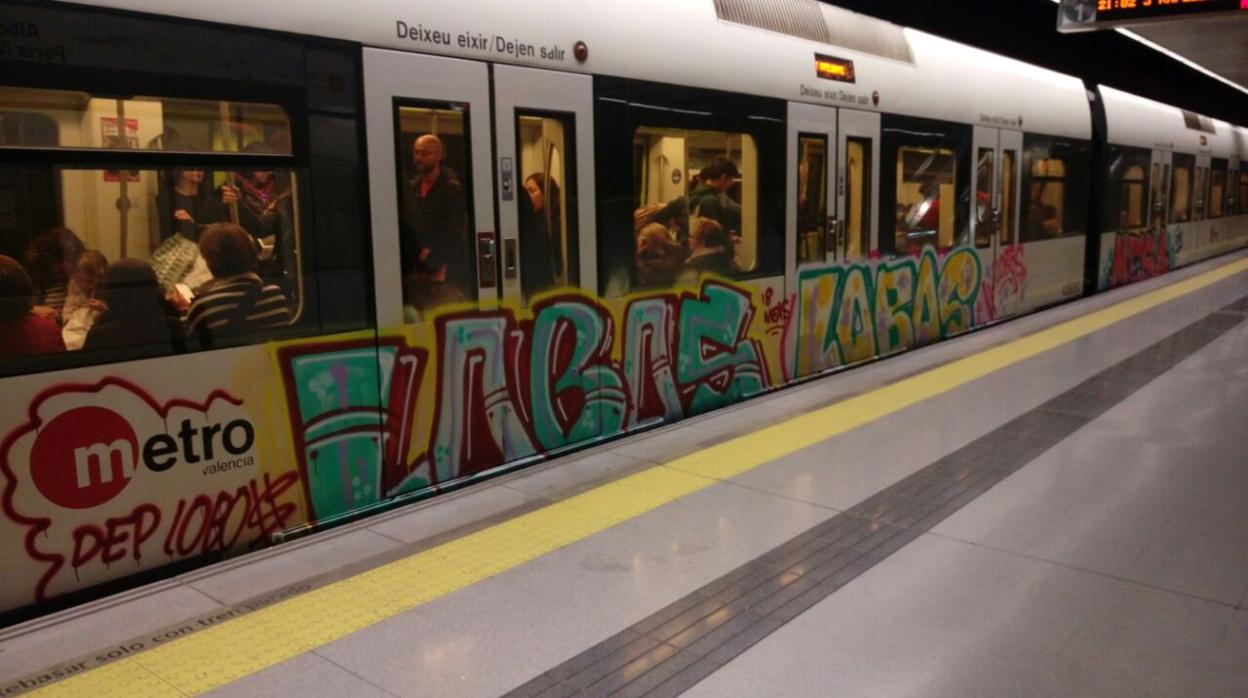 Vagón de metro de Valencia pintado der grafitis