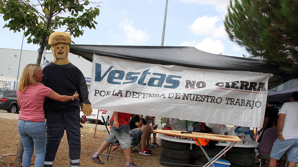 Trabajadores apostados a las puertas de la factoría Vestas en Villadangos del Páramo
