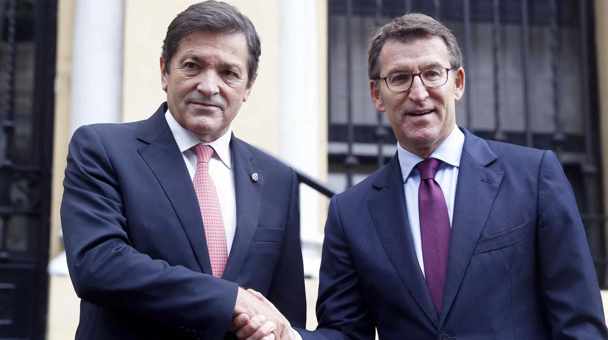 El presidente de Asturias, Javier Fernández, y el presidente de Galicia, Alberto Núñez Feijóo, en una reunión en octubre