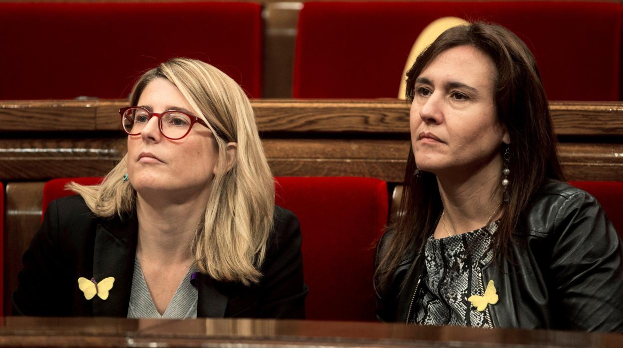 Laura Borràs, en el Parlament, junto a la portavoz del gobierno catalán, Elsa Artadi