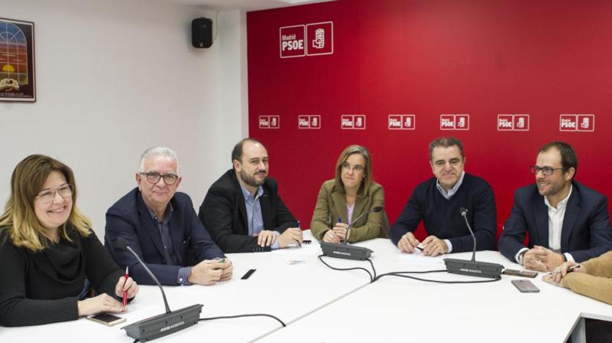 Purificación Causapié y José Manuel Franco junto a otros alcaldesa y portavoces del PSOE para hablar de la A-5