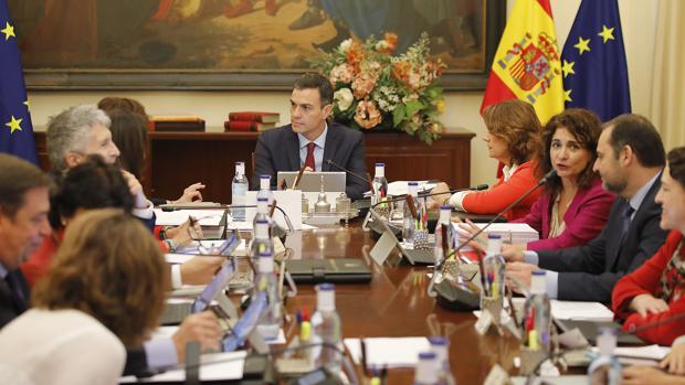 La regeneración, según Sánchez: sigue sin comparecer por la tesis y ya van siete ministros cuestionados