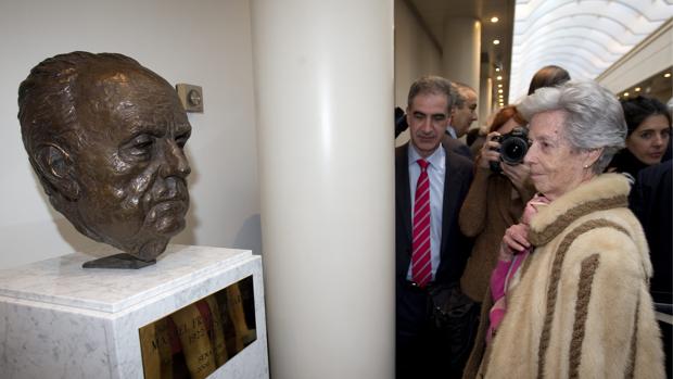 El Senado rechaza una petición de Compromís para retirar el busto de Fraga de sus pasillos