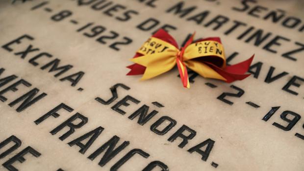 Un diputado de Podemos apoya una manifestación que clama por tirar los restos de Franco 'al contenedor amarillo'