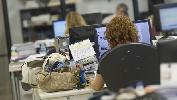 La jornada de 35 horas para los empleados públicos de Castilla-La Mancha, más cerca