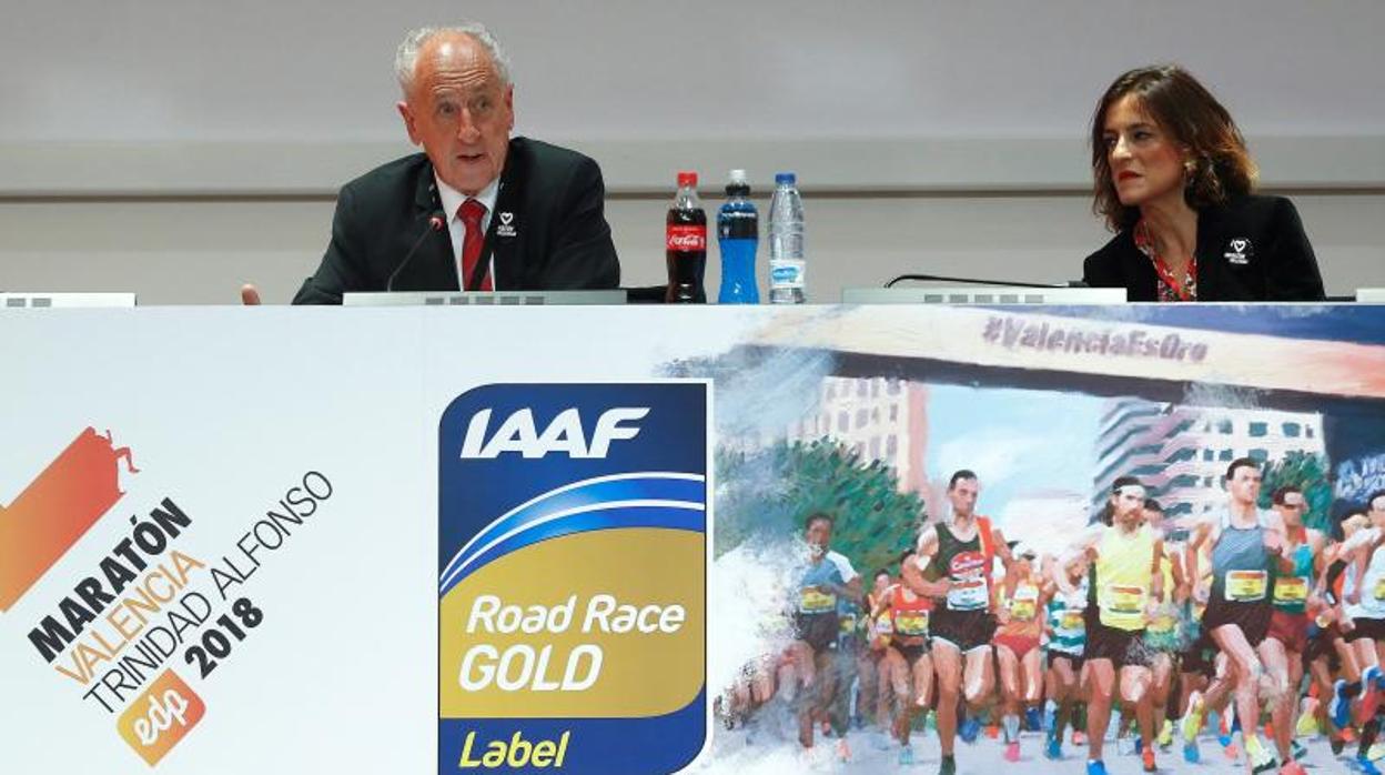 Elena Tejedor, presidenta de la Fundación Trinidad Alfonso, y Paco Borao, director del Maratón, durante la presentación de la prueba