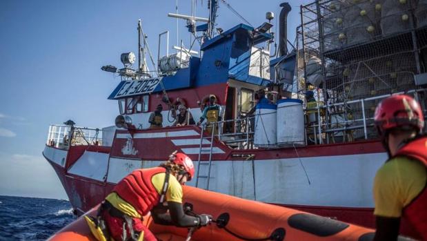 El pesquero con inmigrantes recibirá ayuda del barco de la ONG Open Arms