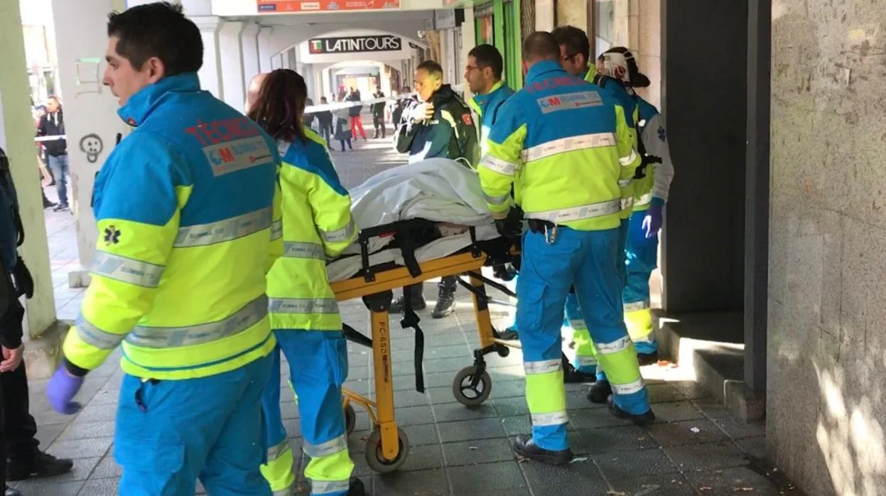 Operarios del Summa trasladan a la víctima al hospital Gregorio Marañón
