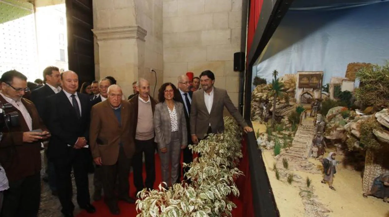 El alcalde, Luis Barcala, con reperesentantes de la Asociación de Belenistas en la inauguración