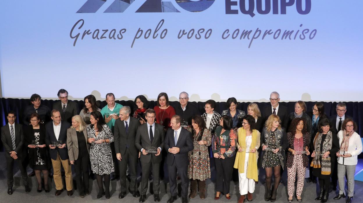 Foto de familia, con el presidente de la Xunta en el centro, en el acto del XXV aniversario del Igape