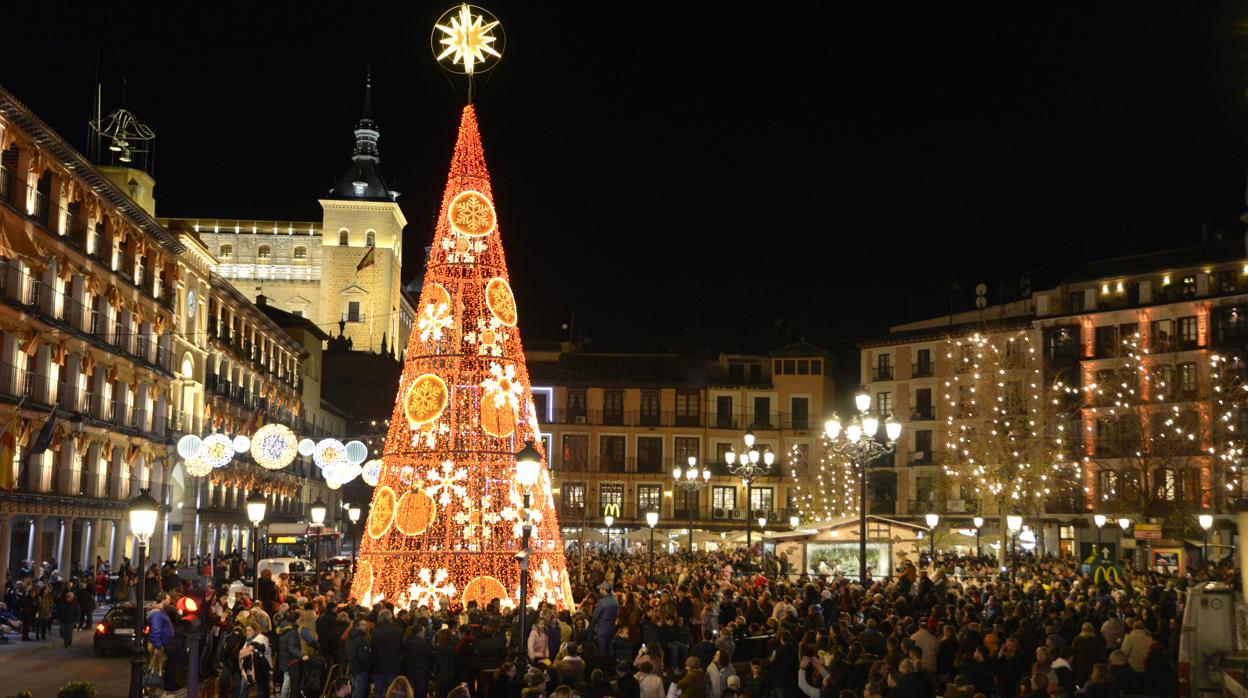 La plaza Zocodover , con su nuevo árbol de Navidad