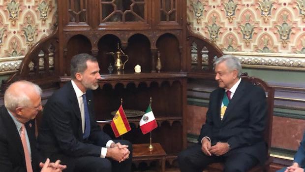 Felipe VI junto con el nuevo presidente mexicano Andrés Manuel López Obrador (dcha) en compañía del ministro de Exteriores español, Josep Borrell
