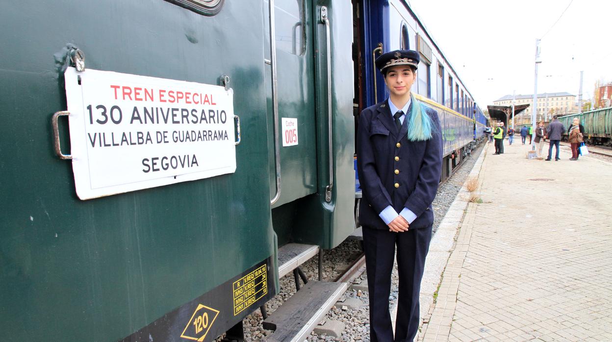 Un tren histórico realizó este sábado el mismo recorrido entre Villalba (Madrid) y Segovia para conmemorar el acontecimiento