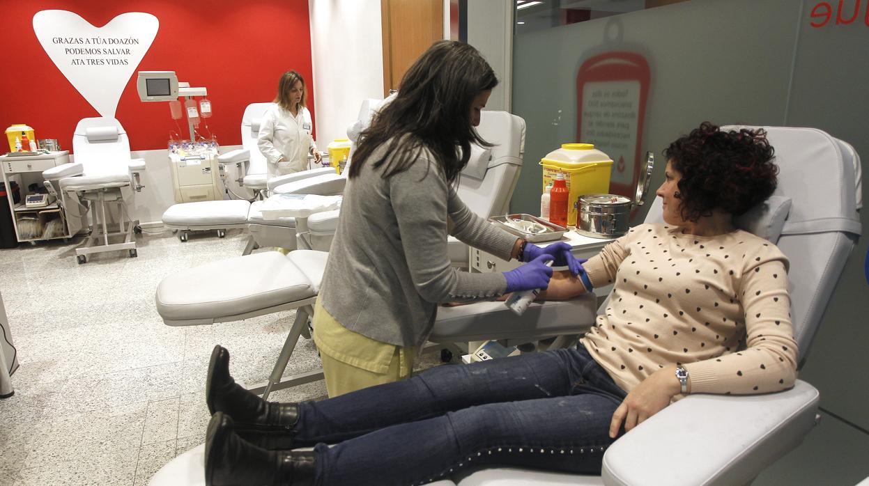 Donante y personal sanitario en el nuevo local de Ados en el Hospital Clínico de Santiago