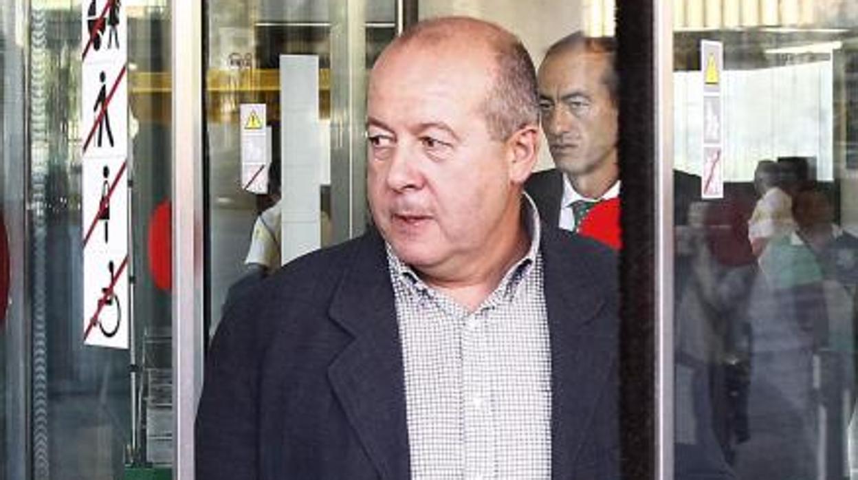 Oriol Puig, saliendo de los juzgados de Barcelona, en 2014