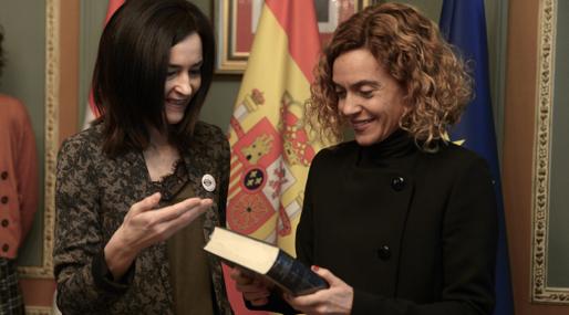 Miren Dobaran entrega a Meritxell Batet el diccionario de Euskera