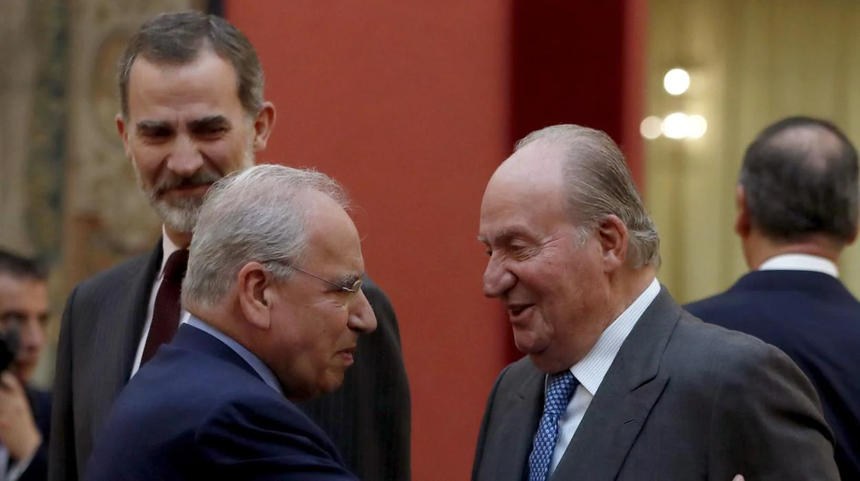 El rey Juan Carlos conversa con el miembro del Consejo Asesor de las Cortes Generales Alfonso Guerra