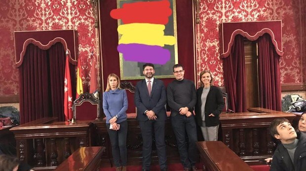 Sánchez Mato y Rommy Arce votan en el referéndum contra la monarquía por ser «un vestigio franquista»