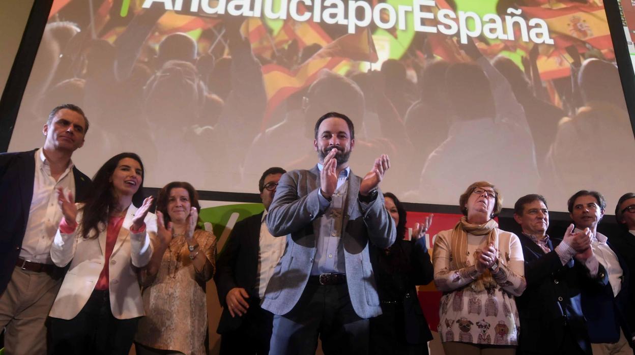 El presidente de Vox, Santiago Abascal, aplaude a los militantes y simpatizantes de su partido