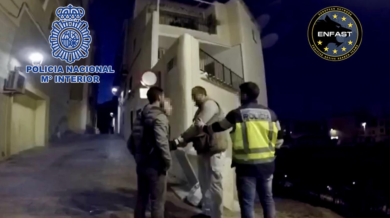 Agentes de la Policía Nacional, en la detención del fugitivo