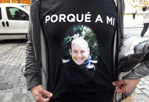 Un amigo de la víctima vestía esta camiseta con una fotografía de José Luis