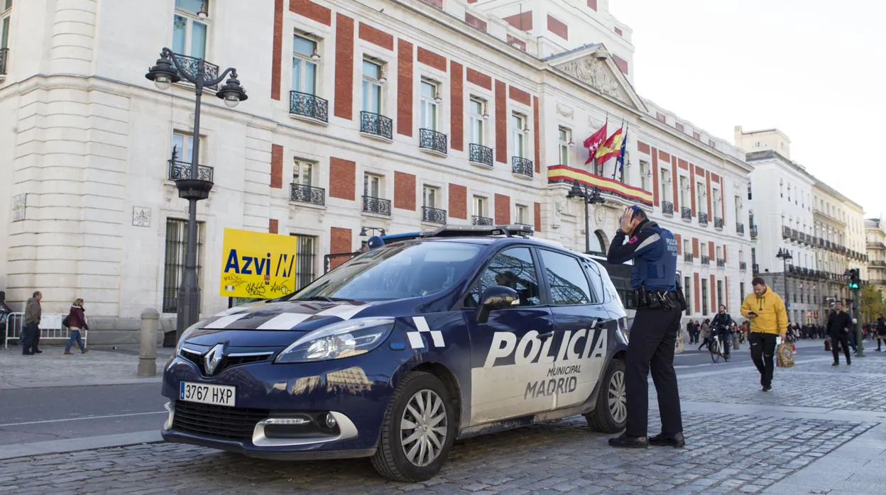 Un coche patrulla de la Policía Municipal, en la Puerta del Sol