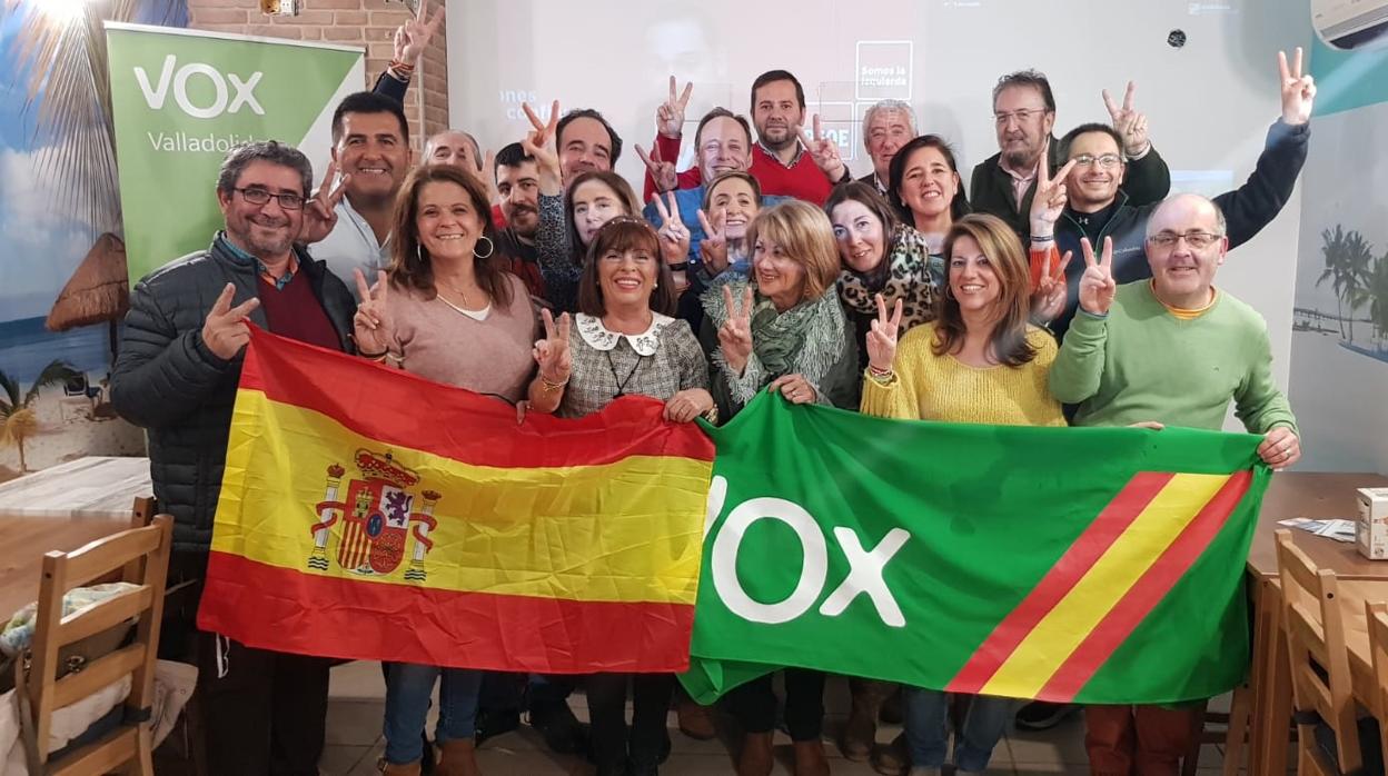 Militantes de Vox en Valladolid celebran los resultados obtenidos en Andalucía