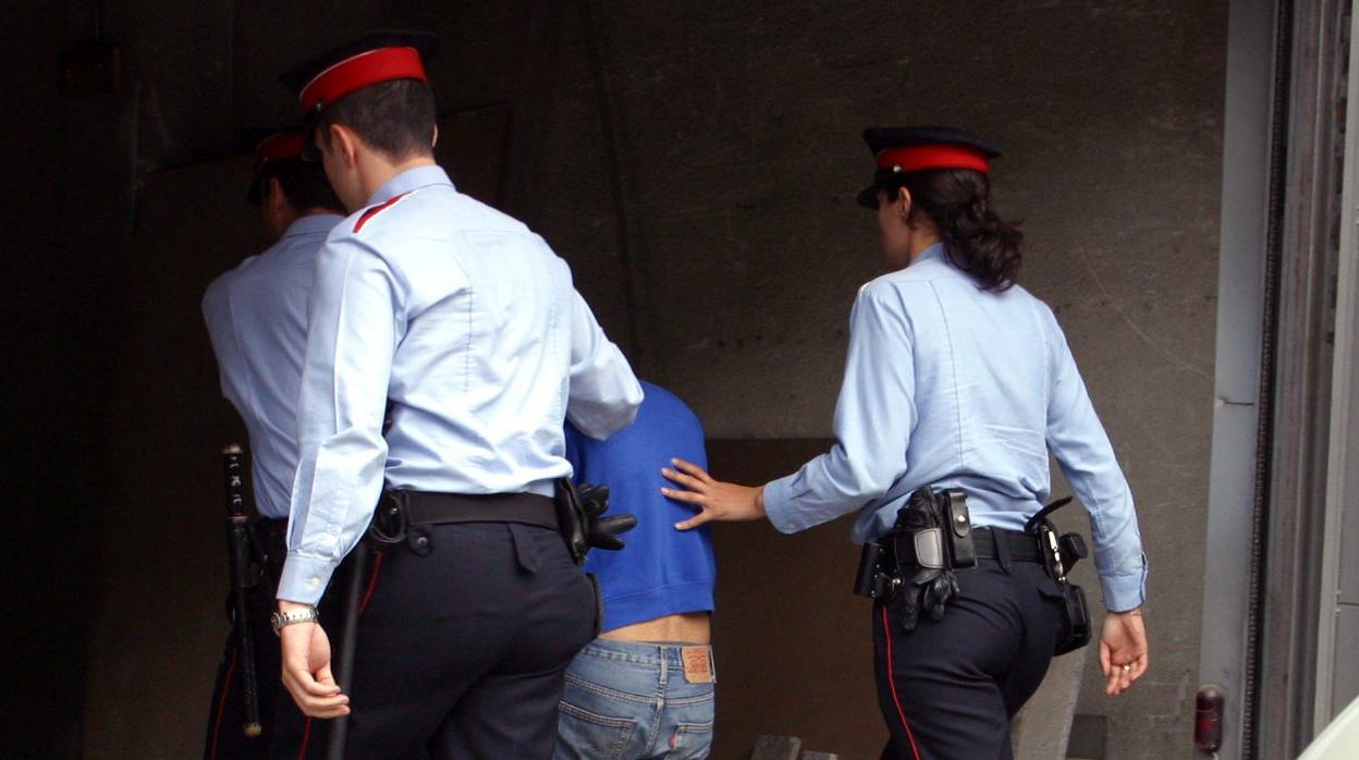 Agentes de los Mossos con un detenido en una imagen de archivo