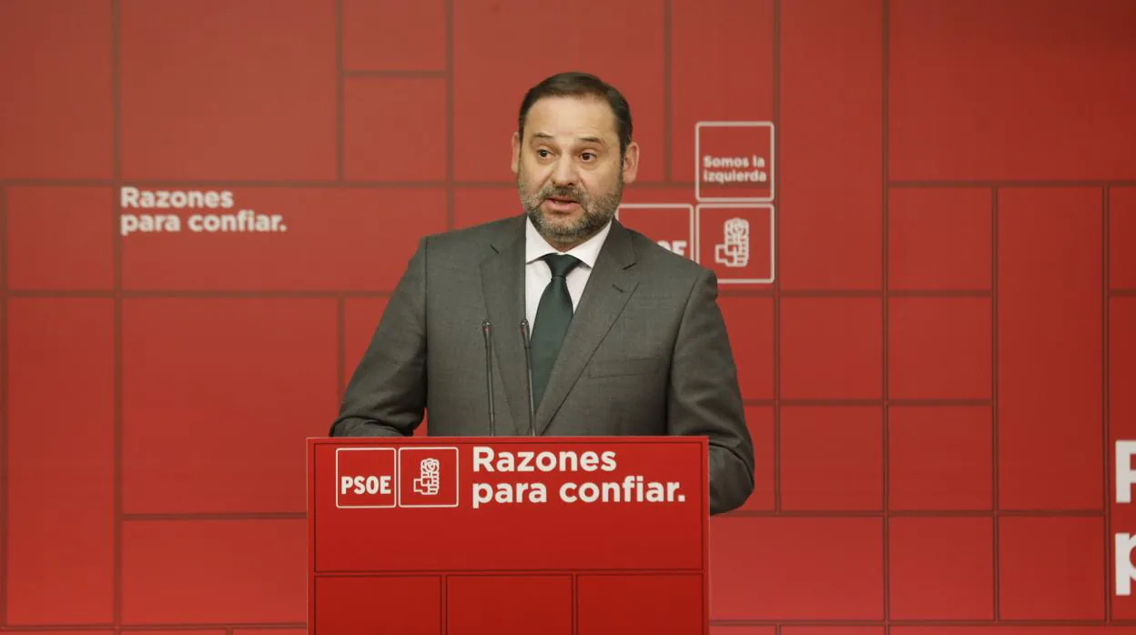 El ministro de Fomento, José Luis Ábalos, ayer tras la reunión de la Comisión Ejecutiva Federal del PSOE