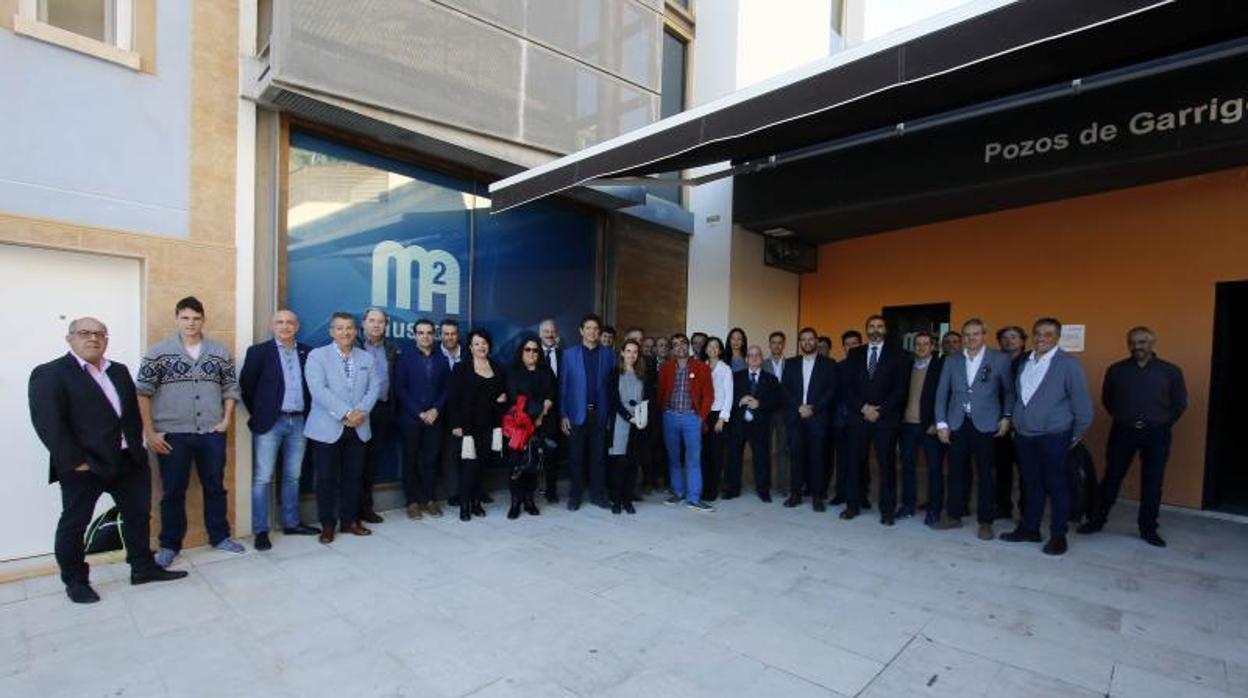 Directivos de Aguas de Alicante con profesionales de los medios de comunicación, en el Museo del Agua