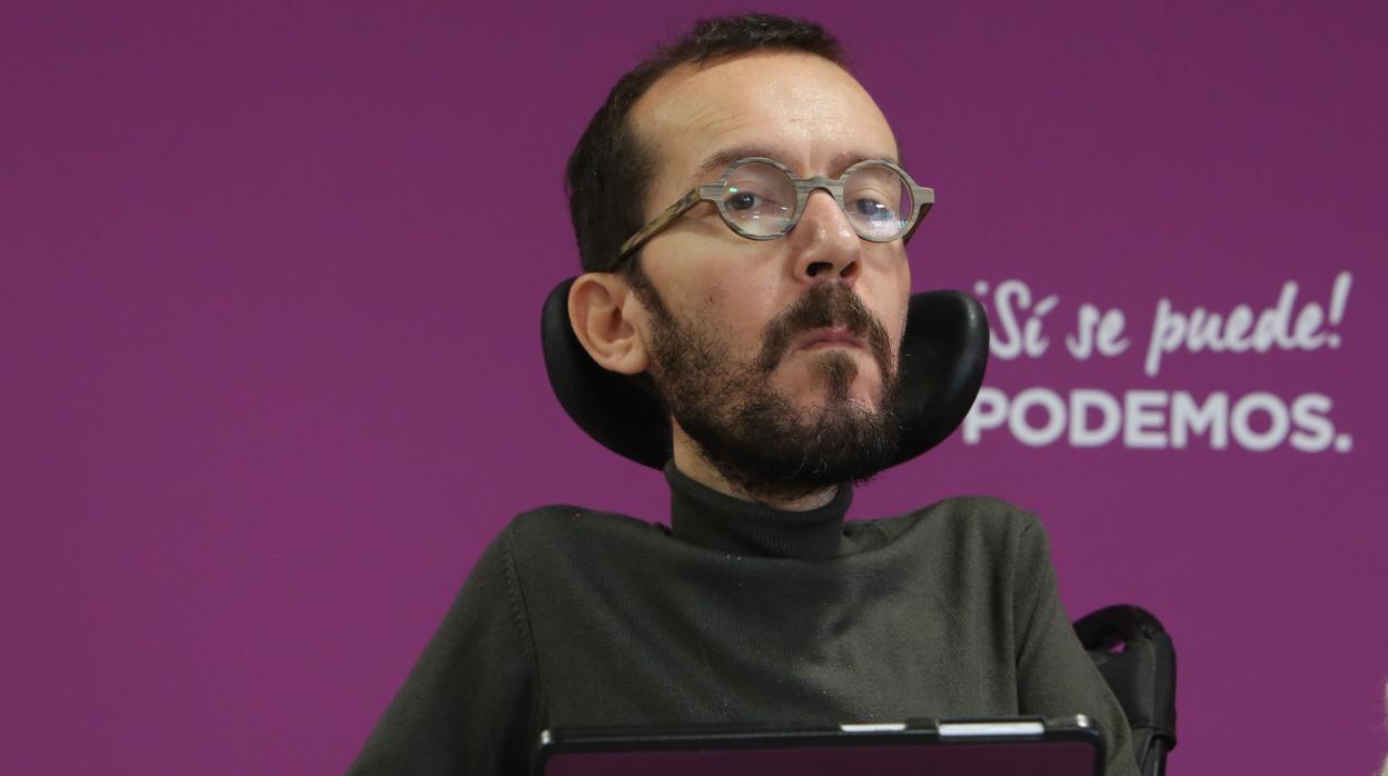 EL secretario de Organización de Podemos, Pablo Echenique, en la rueda de prensa, el lunes