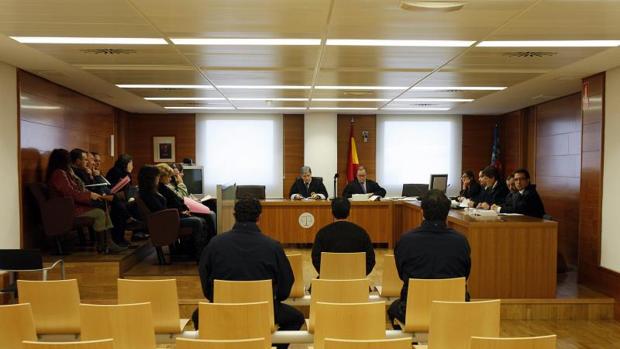 El Supremo absuelve a un profesor de abusos sexuales a cuatro alumnas menores a las que hizo tocamientos