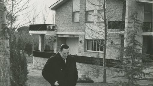 Perón pasea en el jardín de su casa de Madrid, la celebre Quinta 17 de octubre