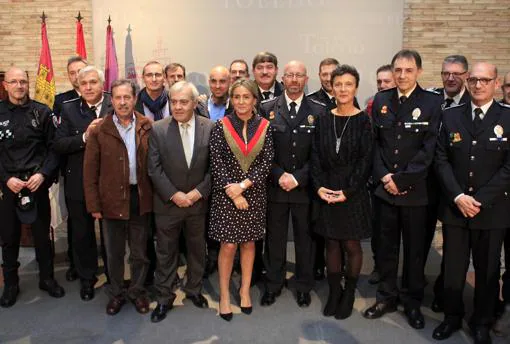 Foto de familia de Tolón y Pérez del Pino con miembros de la Policía Local