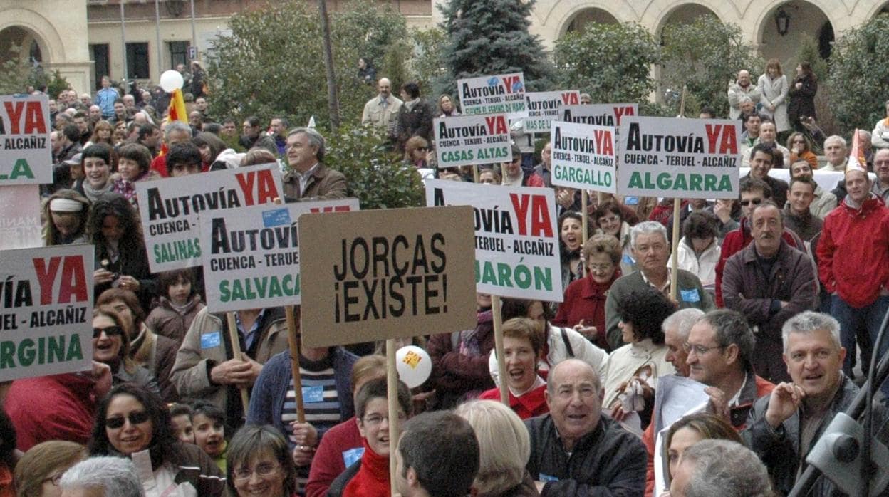 Habitantes de la zona reclamando la A-40 Teruel-Cuenca en una manifestación en el año 2009