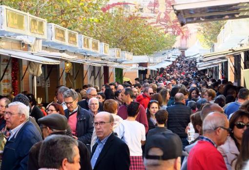 Público recorriendo la muestra de dulces en Xixona