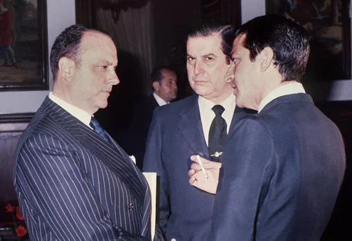 Manuel Fraga conversa con Alfonso Osorio y el presidente del Gobierno, Adolfo Suárez
