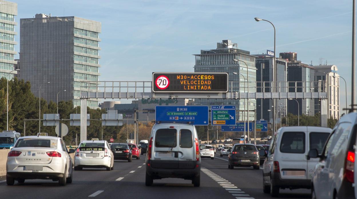 Un panel indica la restricción de seguridad en la M-30