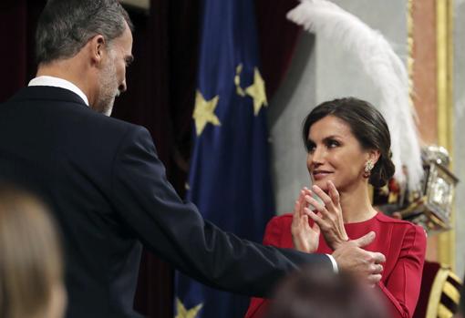 Don Felipe junto a la Reina Letizia, ayer en el hemiciclo del Congreso