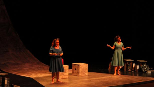 Tres generaciones de mujeres a escena en el estreno de «Trobadores» en el Auditori Teulada Moraira