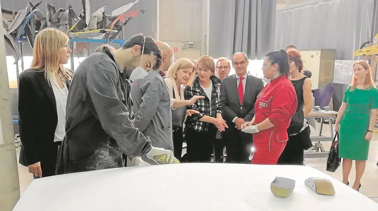 La primera dama alemana, Elke Büdenbender (en el centro), visitando un centro donde se imparte FP dual