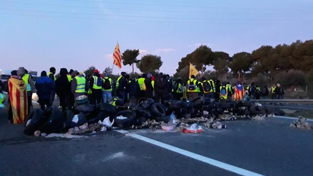 Los CDR abandonan la AP-7 en Tarragona tras toda una jornada de cortes y enfrentamientos