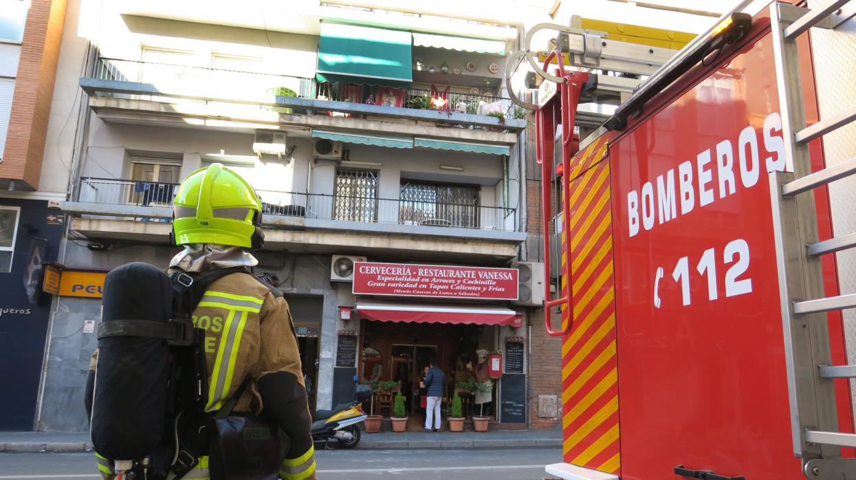 Imagen de archivo de una actuación de los bomberos en una vivienda