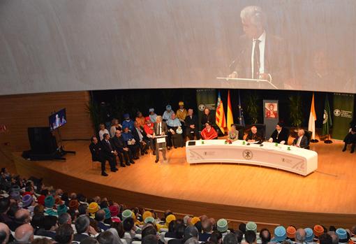 Imagen del Gran Canciller Cardenal Antonio Cañizares y el Rector José Manuel Pagán en la investidura a título póstumo como Doctor Honoris causa a Adolfo Suárez