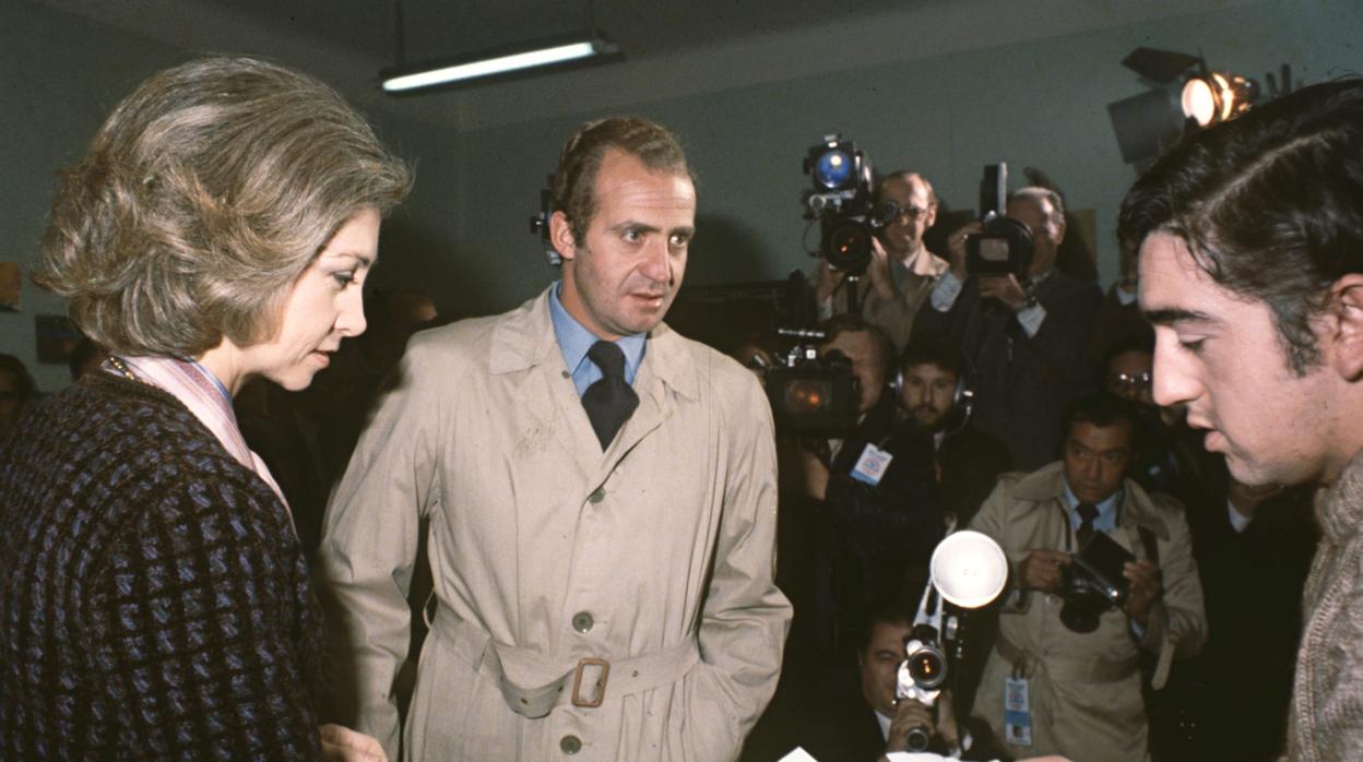 Don Juan Carlos y Doña Sofia, en 1978 en el colegio electoral de San Fernando para votar en el referéndum sobre la Constitución española